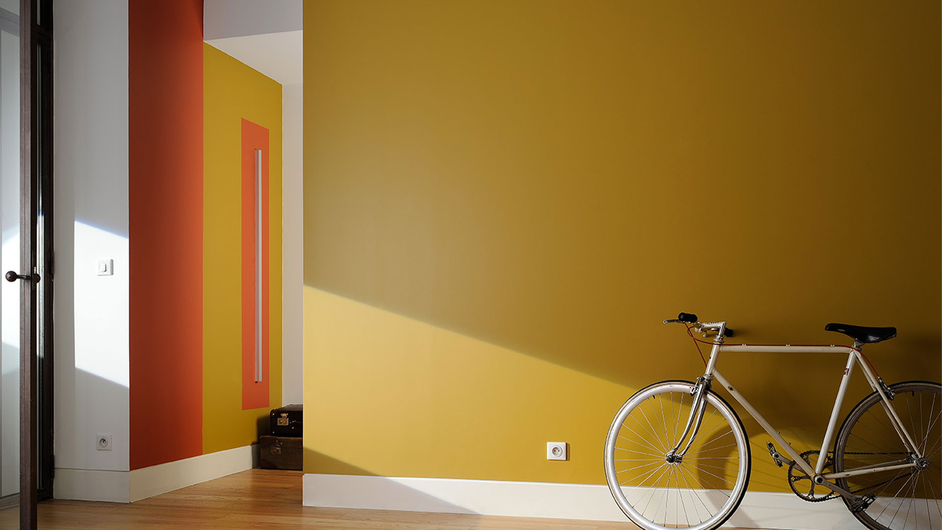 Entrée maison peinture jaune ZOLPAN